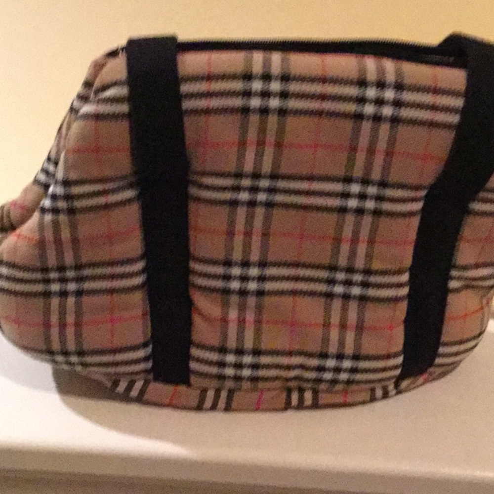 Burberry dog carrier ( authentic ) price is firm.